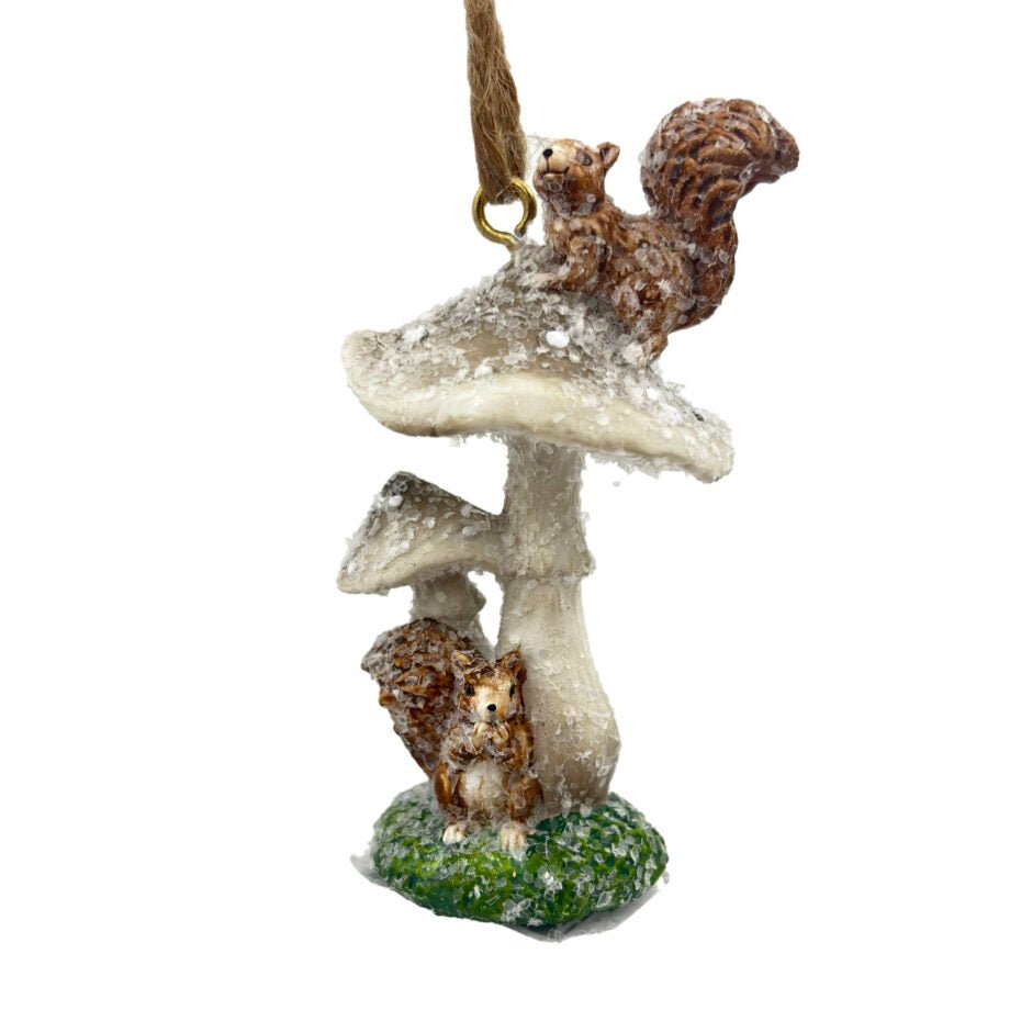 ORNEMENT DE NOËL EN RÉSINE ÉCUREUILS ET CHAMPIGNONS BRUN/NATUREL/BRILLANTS 8.9 CM (3.5 PO) - Créations Festives